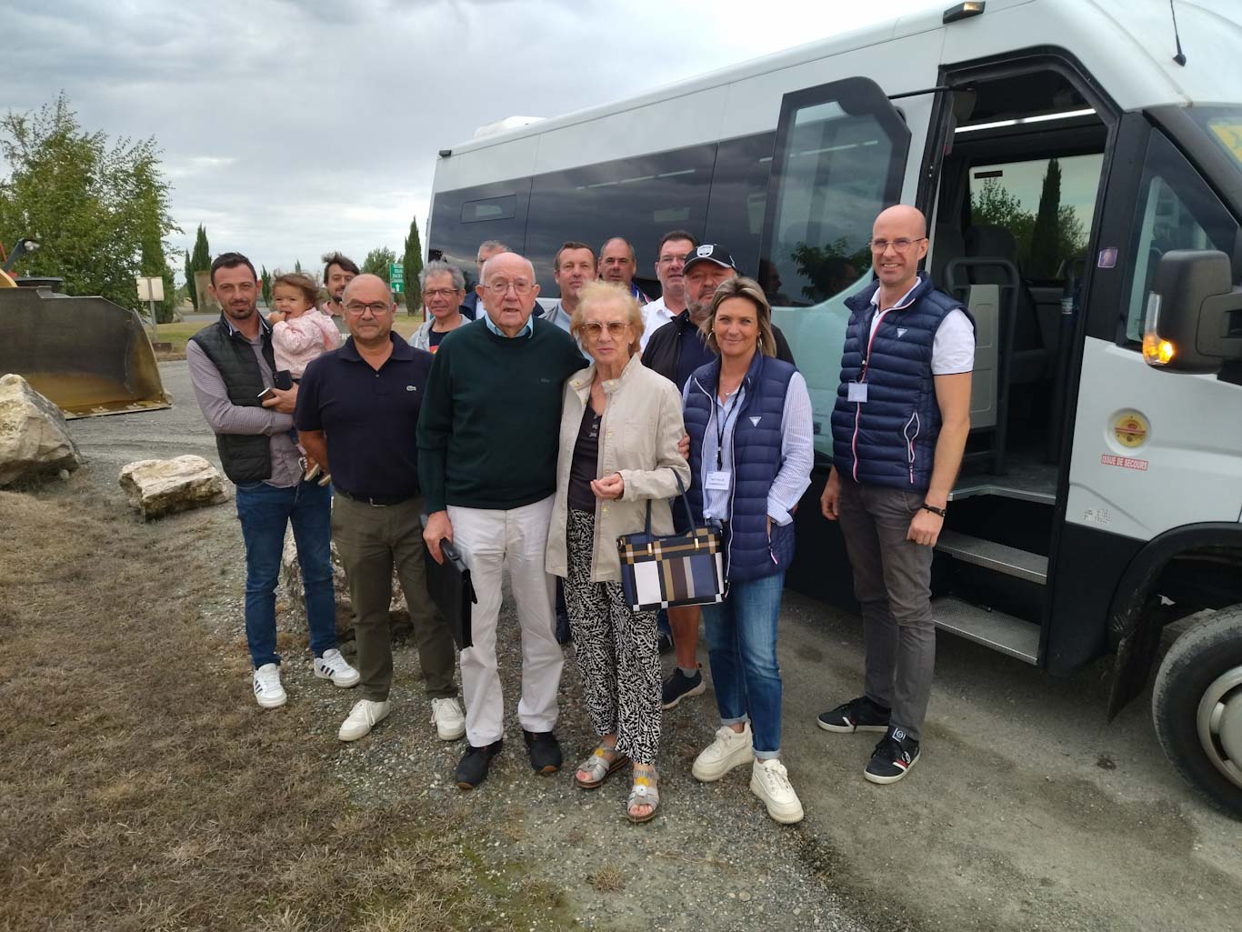 Alain Boué accompagné devant le minibus