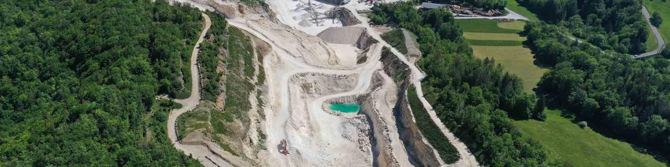 Vue aérienne de la carrière de granulats en Bellecombe en bauge