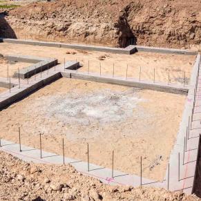 Fondation béton de chantier
