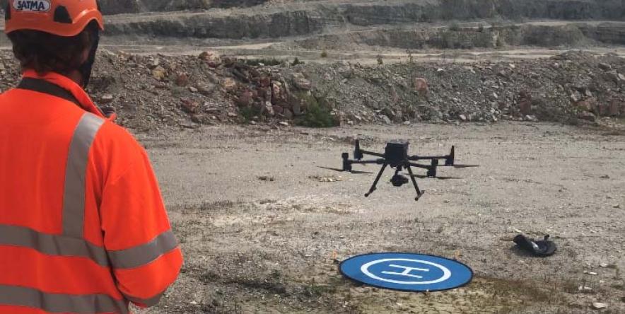 Géomètre topographe vicat pilote un drône