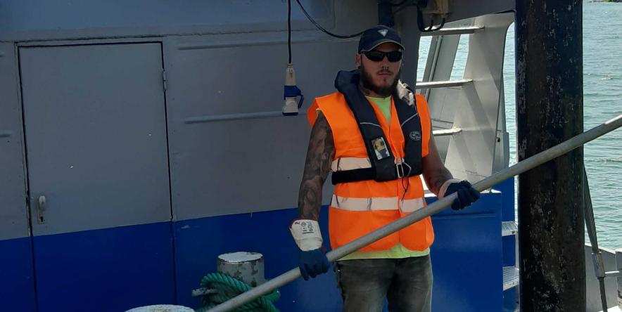Matelot dans un bateau de transport de granulats