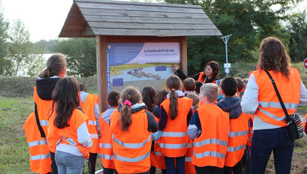 une groupe d'élève visite d'une carrière vicat